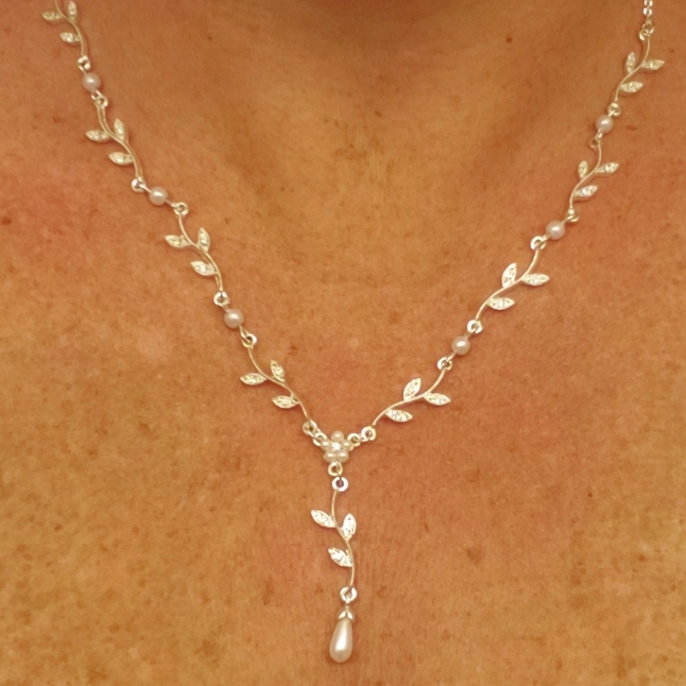 New Rhinestone, Silver & Pearl vine necklace